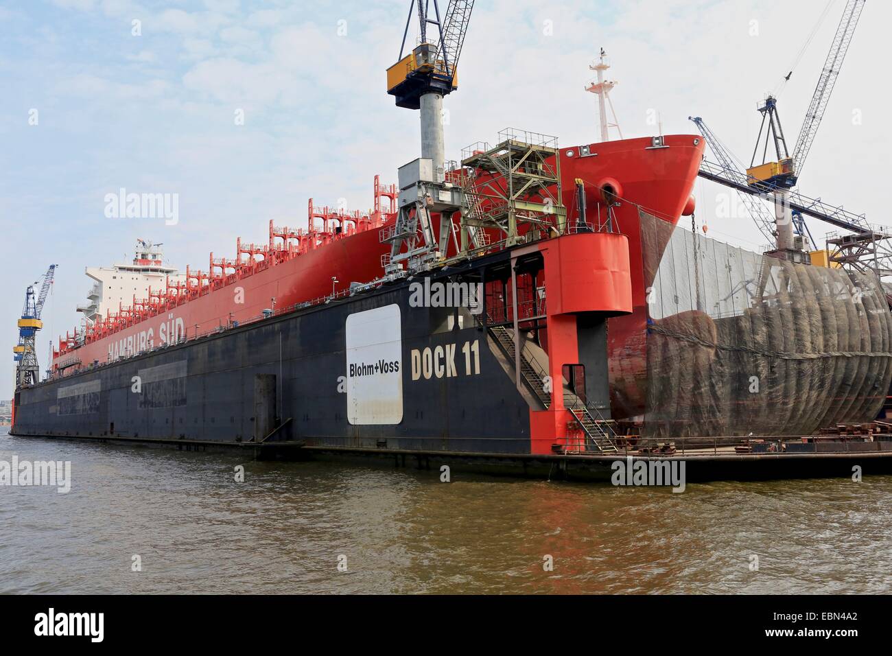 Shimming per container in bacino asciutto nel porto di Amburgo, Amburgo, Germania Foto Stock