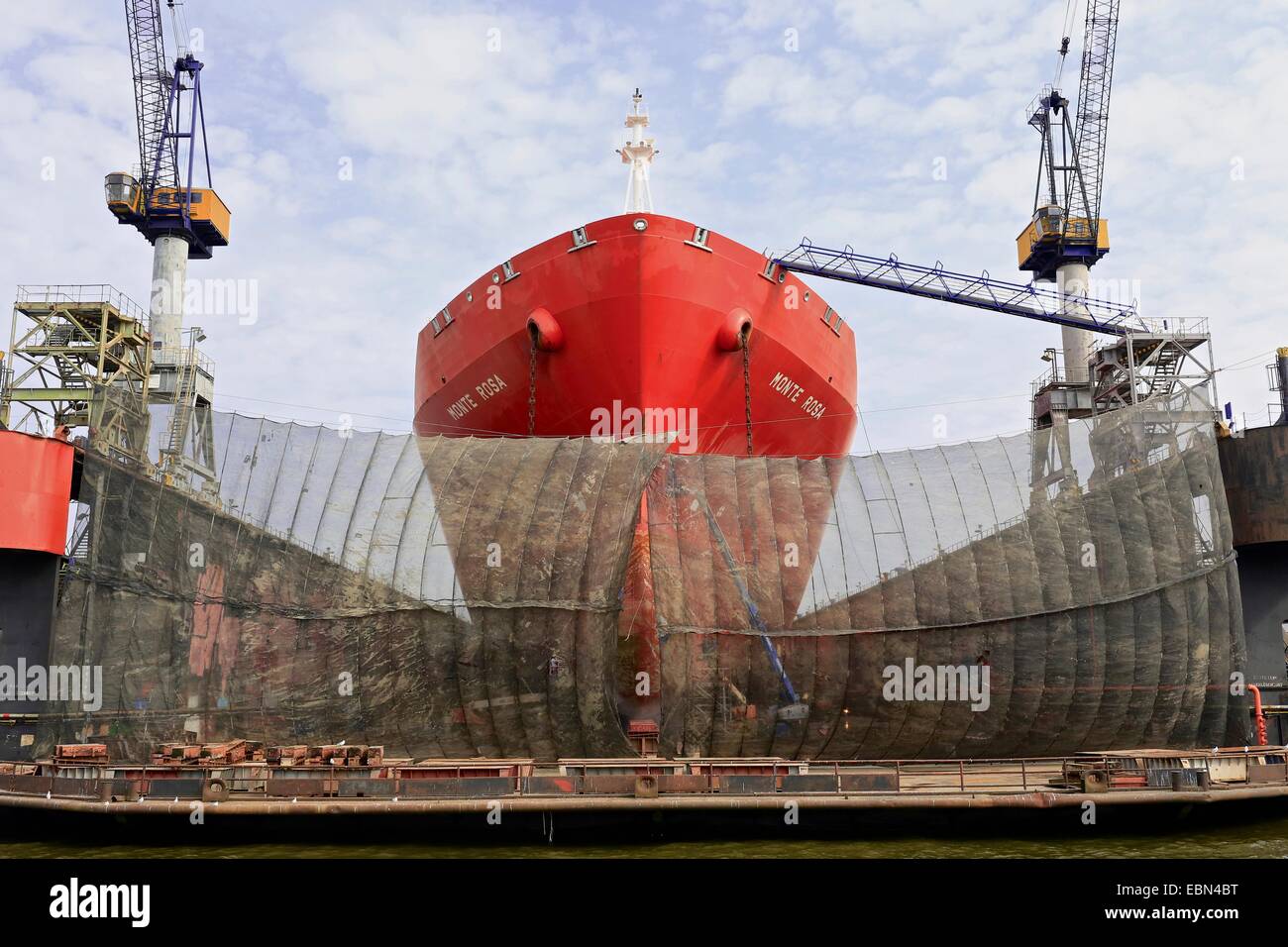 Shimming per container in bacino asciutto nel porto di Amburgo, Amburgo, Germania Foto Stock