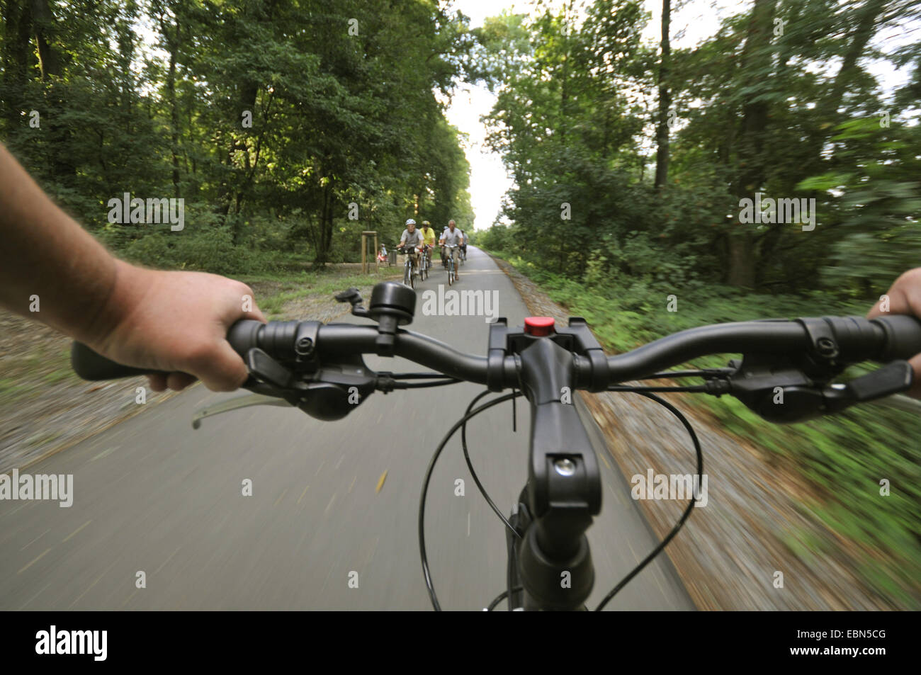 In sella a una moto sulla pista ciclabile e ex ferrovie 'Rheinischer Maurizio' , in Germania, in Renania settentrionale-Vestfalia, la zona della Ruhr, Witten Foto Stock