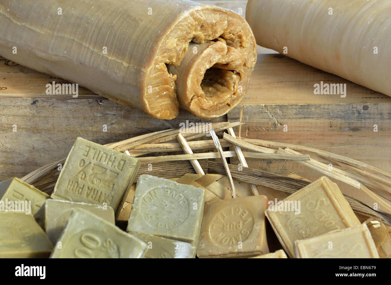 Barre di sapone e lastre a spirale del tradizionale sapone di marsiglia su un mercato settimanale, Francia, Brittany Foto Stock