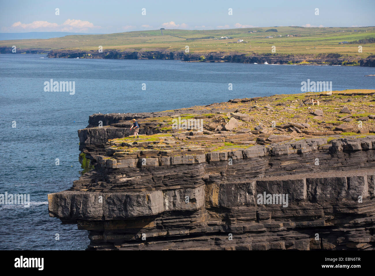 Sgombri pescatore in corrispondenza del bordo di un alta 80 m ripida costa, l'Irlanda, nella contea di Mayo, Testa Downpatrik Foto Stock