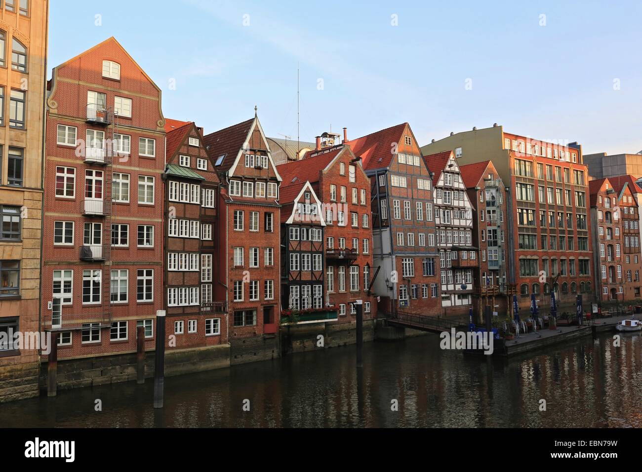Tradizionali case in mattoni a Deichstrasse su Nikolafleet. Deichstrasse, la via più antica rimasta nell'Altstadt di Amburgo, Foto Stock