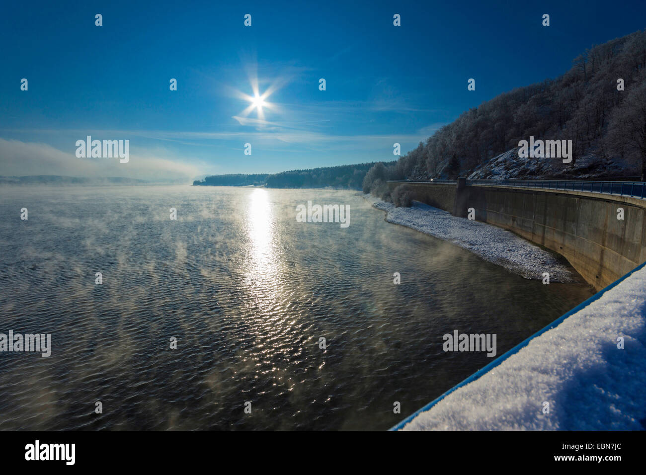 Storage Poehl lago in inverno, in Germania, in Sassonia, Jocketa Foto Stock