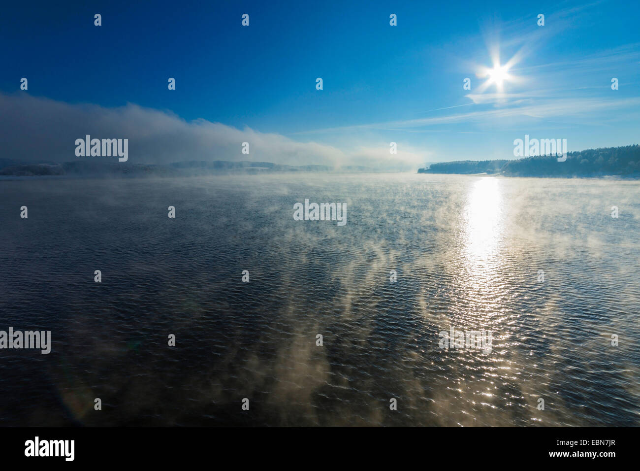 Nebbia patch Poehl sopra il lago di storage in inverno, in Germania, in Sassonia, Jocketa Foto Stock