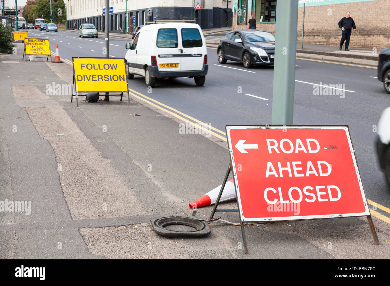 Strada chiusa segno e altri segni, Nottingham, Inghilterra, Regno Unito Foto Stock