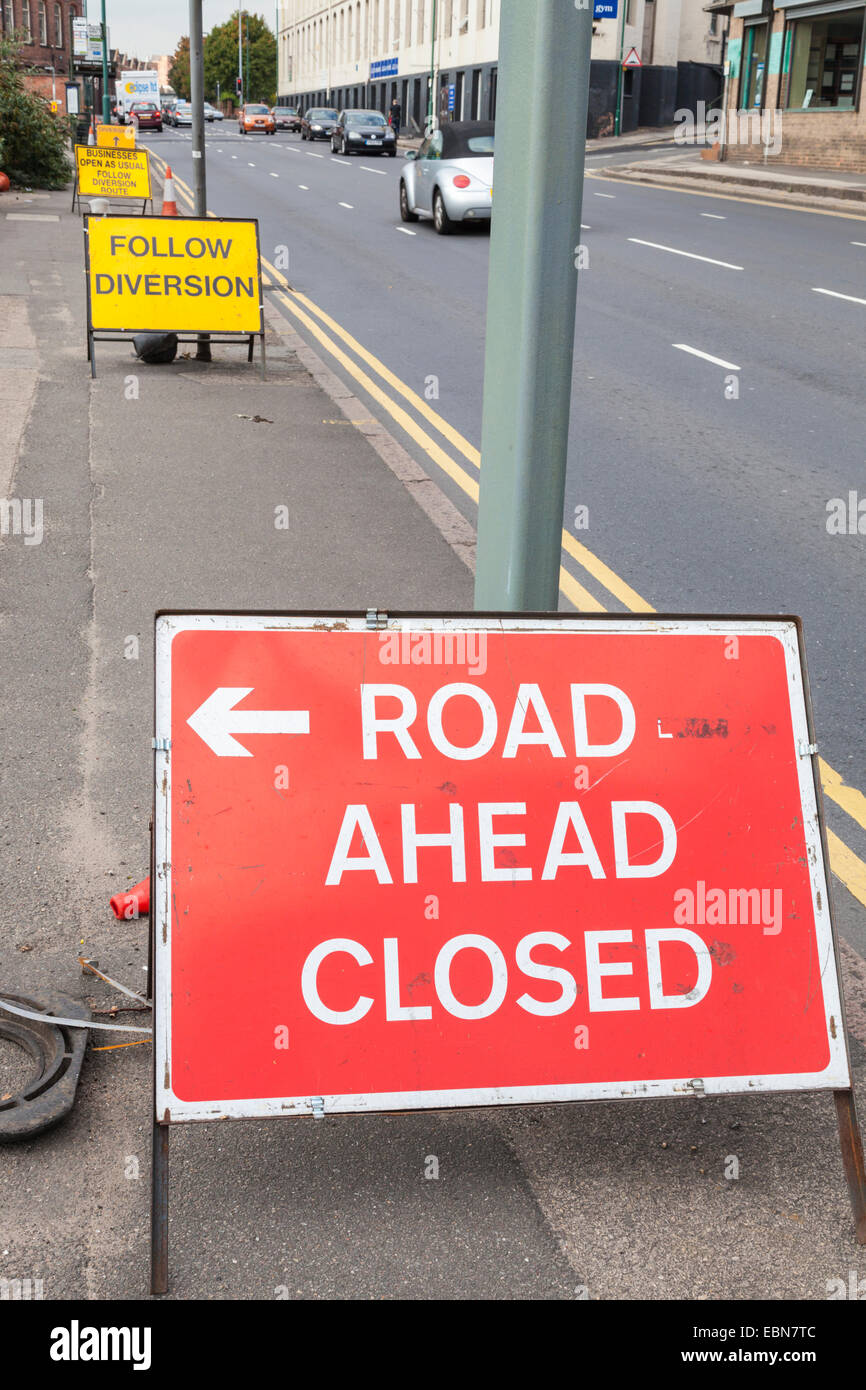 Strada chiusa segno e altri segni, Nottingham, Inghilterra, Regno Unito Foto Stock