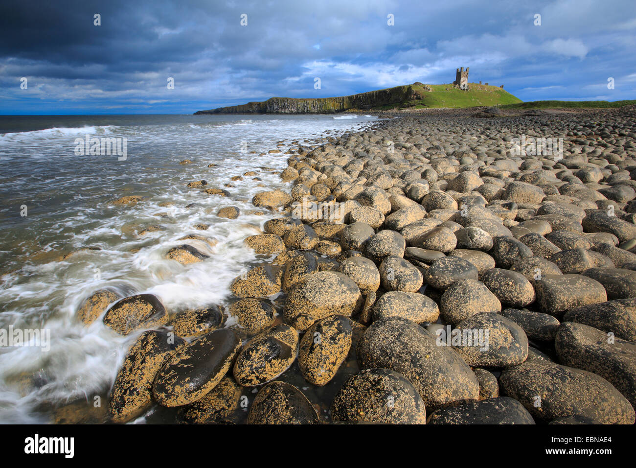 Il castello di Dunstanburgh presso la costa del Northumberland, Regno Unito, Inghilterra, Northumberland Foto Stock