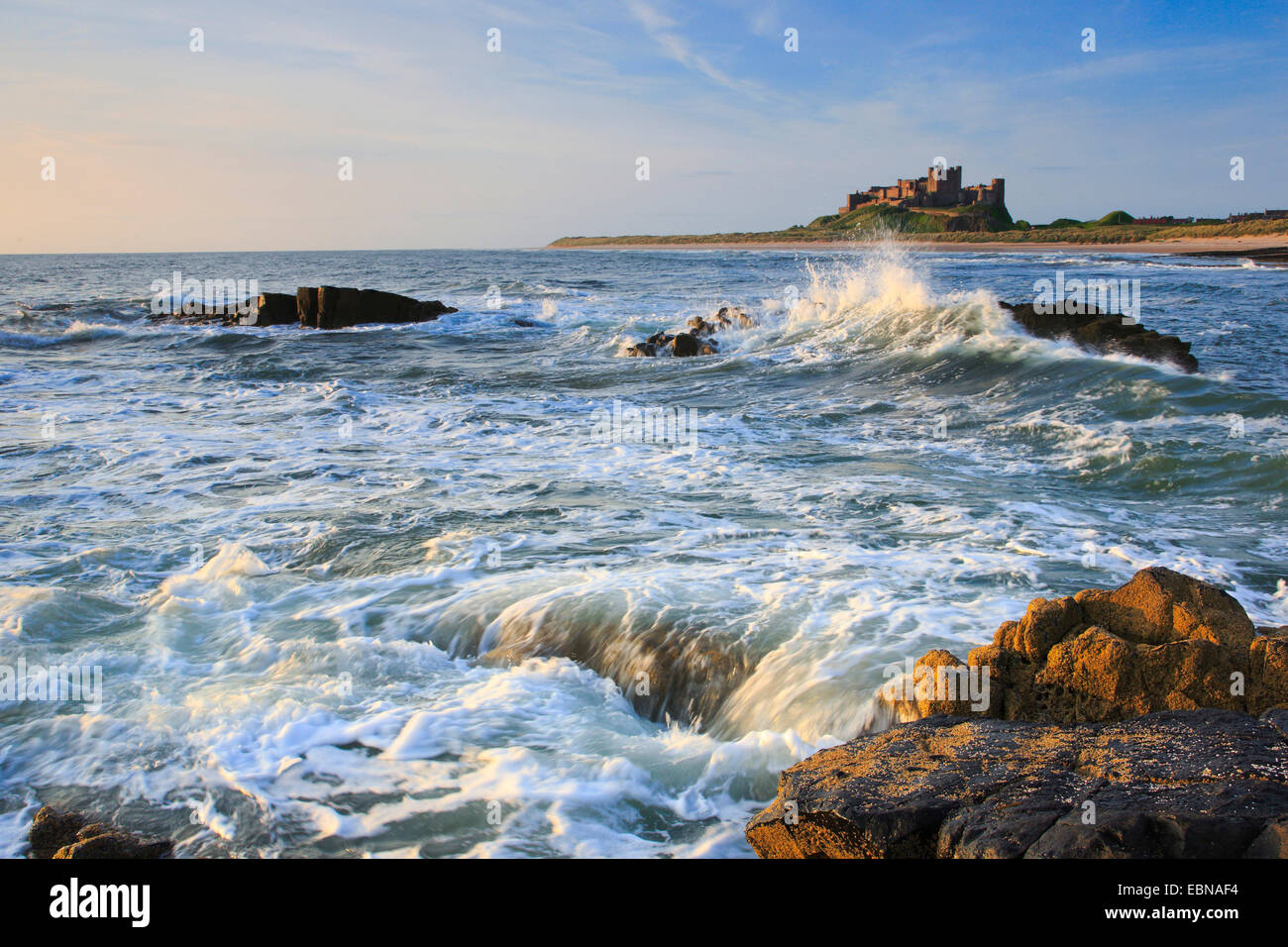 Il castello di Bamburgh presso la costa del Northumberland, Regno Unito, Inghilterra, Northumberland Foto Stock