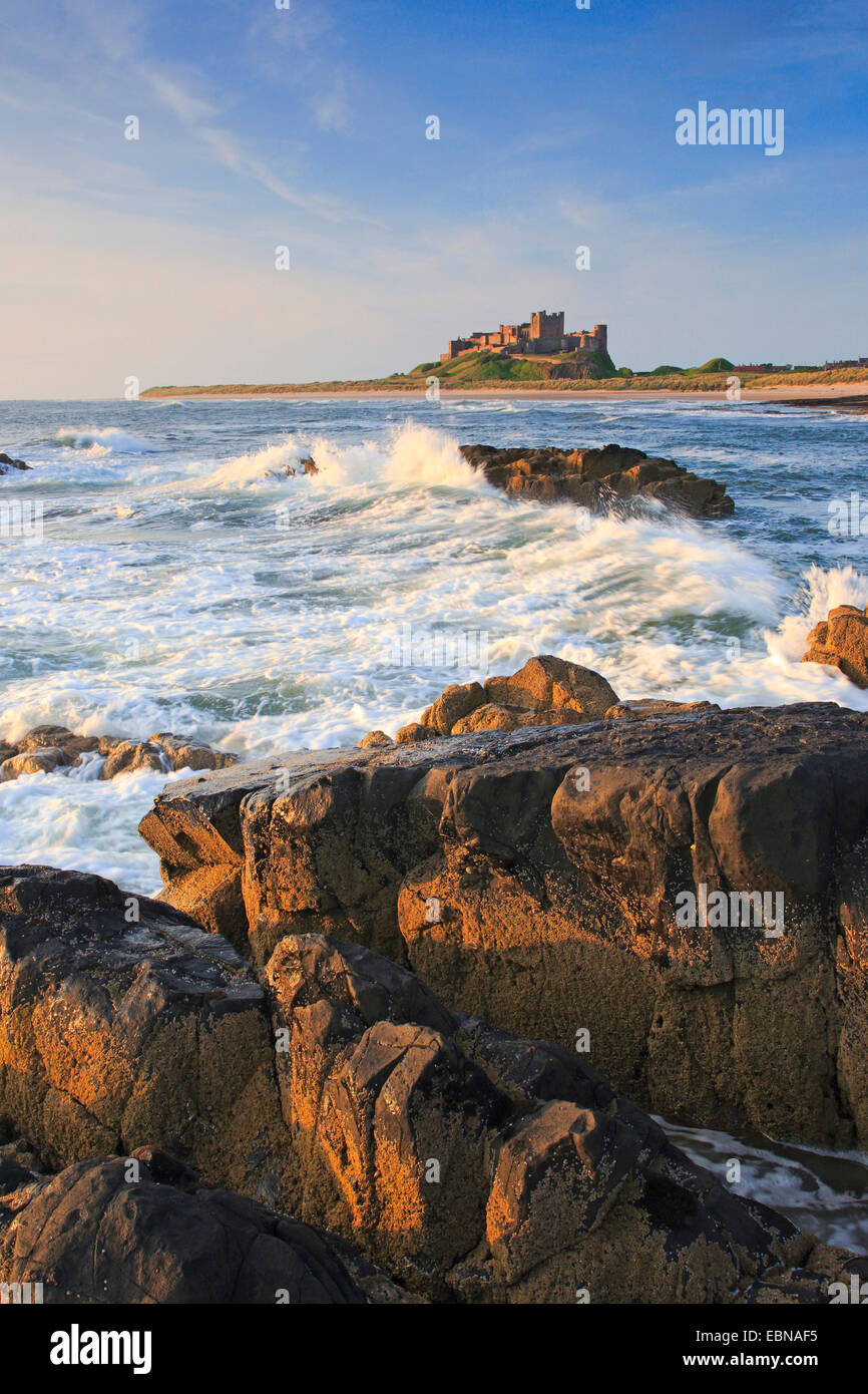 Il castello di Bamburgh presso la costa del Northumberland, Regno Unito, Inghilterra, Northumberland Foto Stock