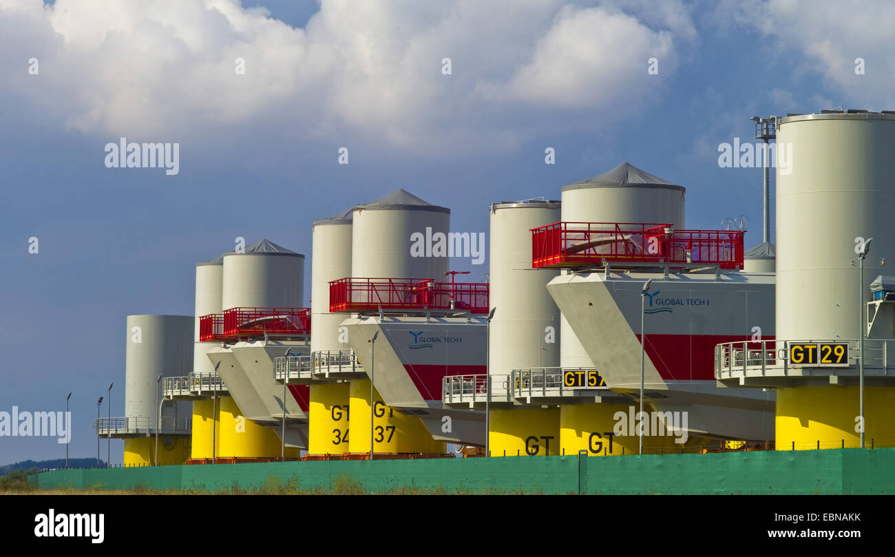 Componenti di parchi eolici offshore in porto, Germania, Bremerhaven Foto Stock