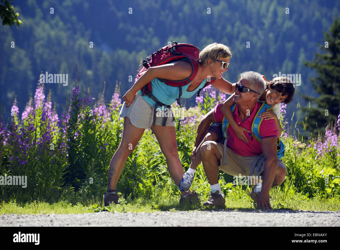 Famiglia con un bambino su un sentiero in Francia, Savoie, Parco Nazionale della Vanoise Foto Stock