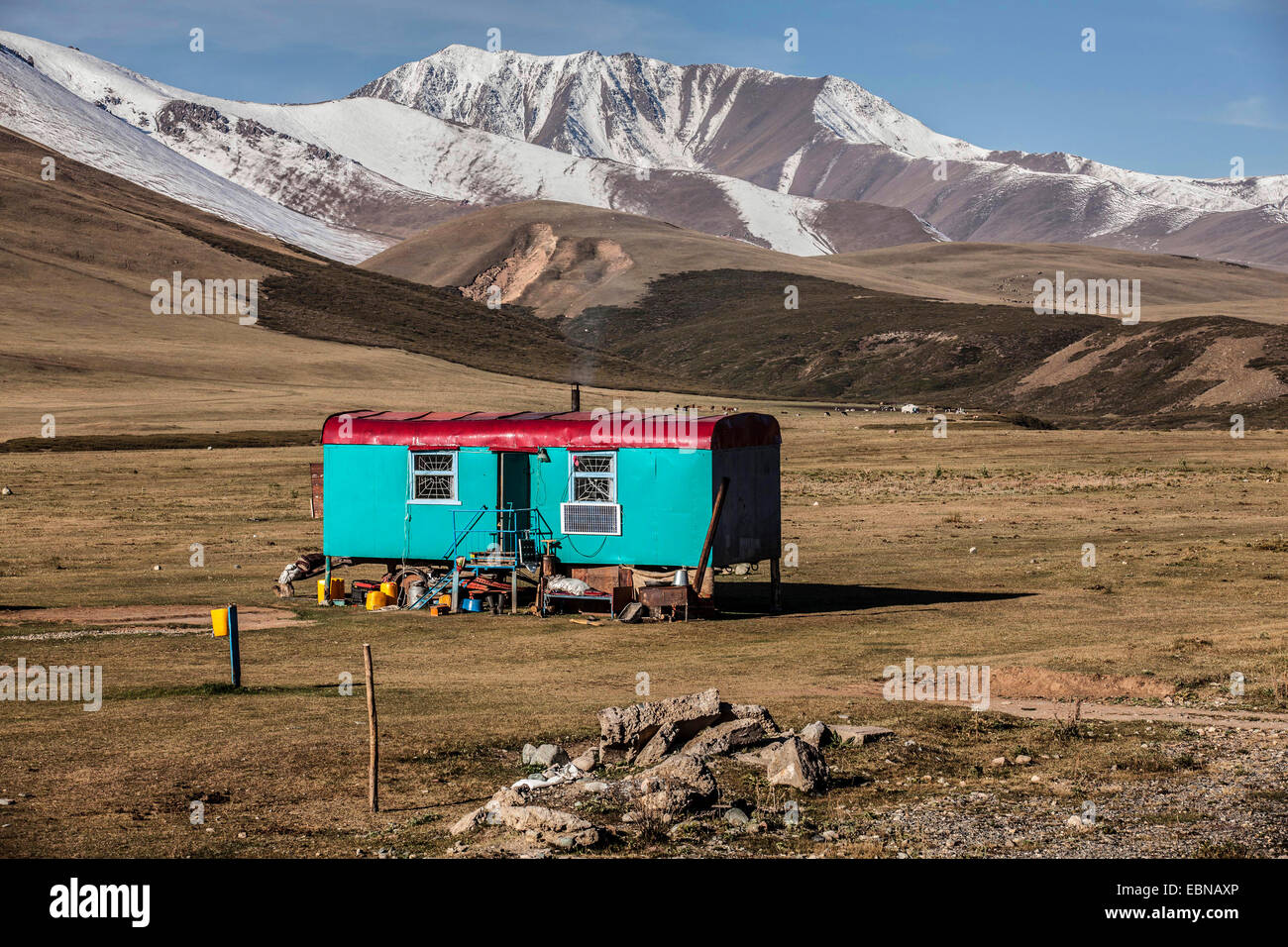 Il vecchio contenitore residenziale d'estate come alloggio per i pastori nel deserto vicino a Taskoemuer con montagne coperte di neve, Kirghizistan, Djalalabad, Taskoemuer Foto Stock