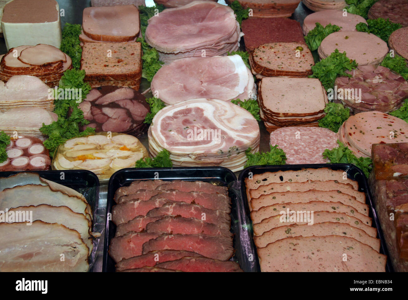 La salsiccia tagliata a fette prodotti per la vendita in una macelleria Foto Stock