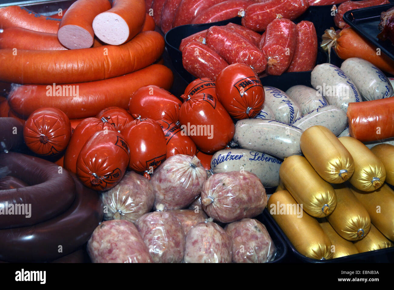 Salsicce prodotti per la vendita in una macelleria Foto Stock