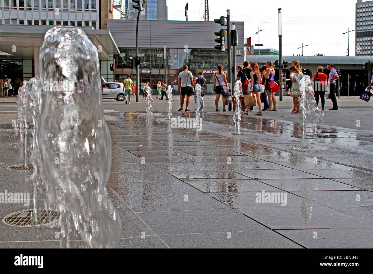 Station Square con trick fountains, in Germania, in Renania settentrionale-Vestfalia, la zona della Ruhr, Essen Foto Stock