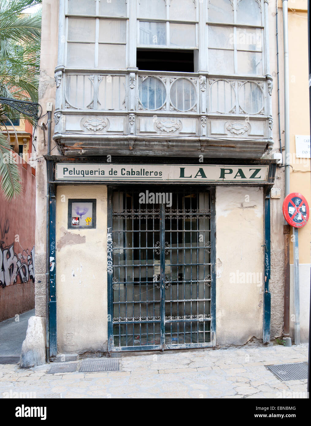 Palma de Mallorca, Maiorca, Spagna - 8 Febbraio 2013: il vecchio parrucchiere La Paz non tutto è stato rinnovato ancora come si è visto su questo vecchio h Foto Stock