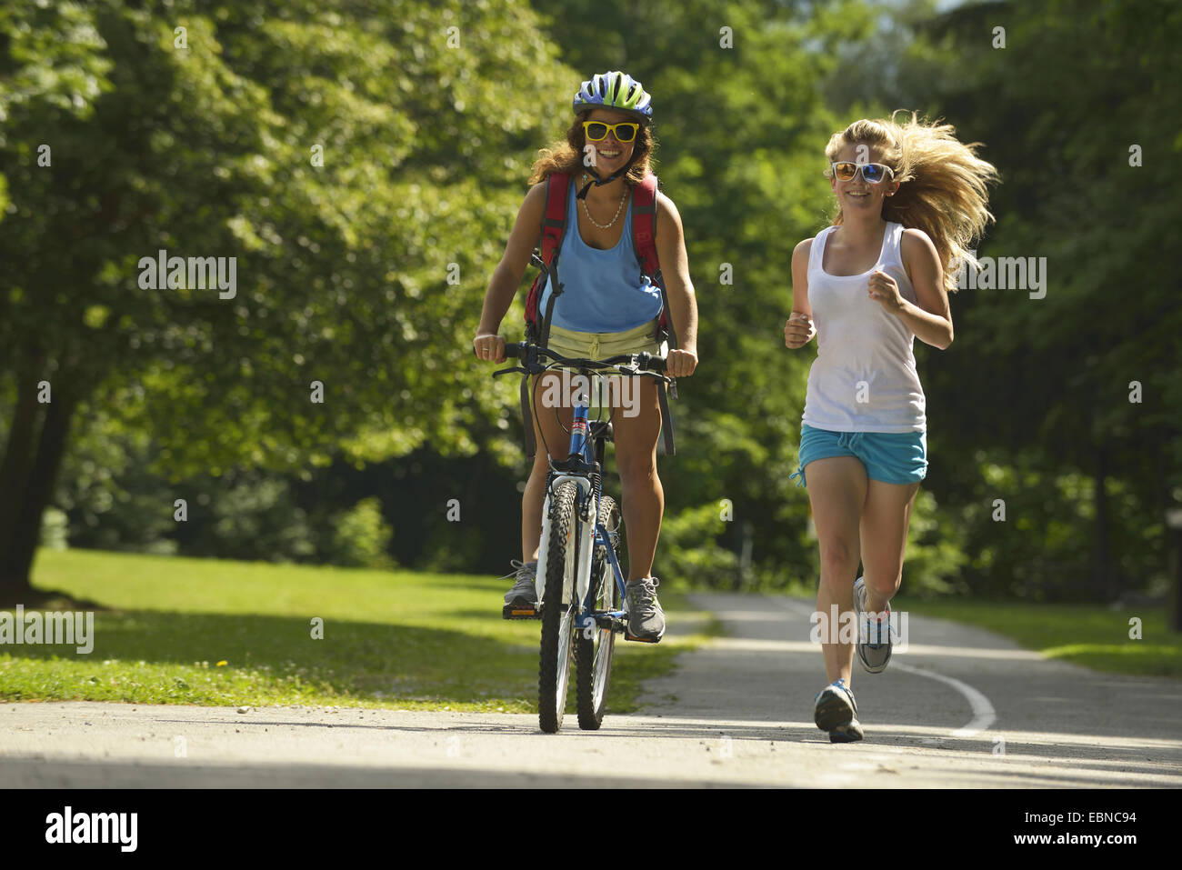 Due ragazzi in esecuzione e mountainbike, Francia, Savoie Foto Stock