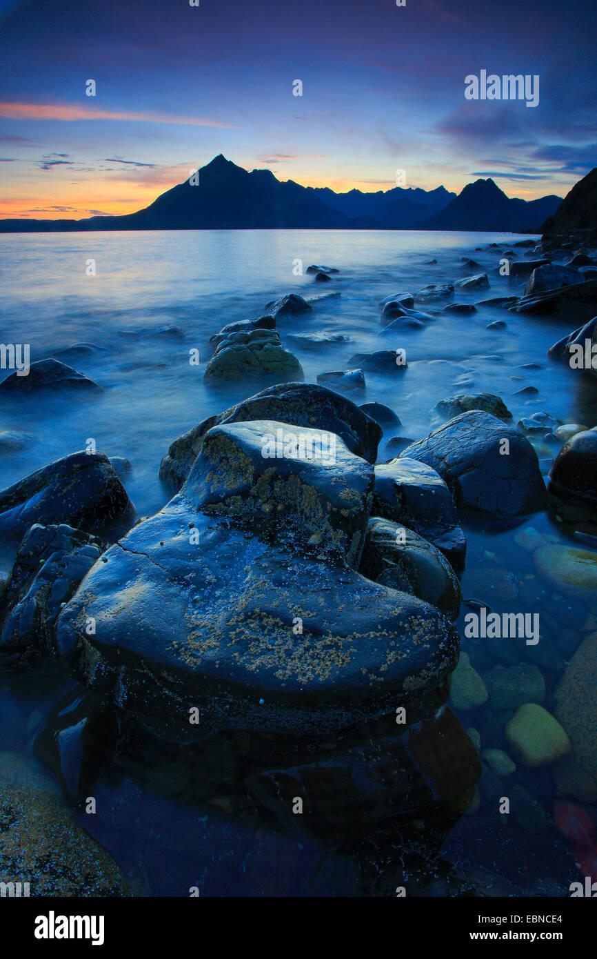 Costa vicino Elgol in Twilight, Regno Unito, Scozia Foto Stock