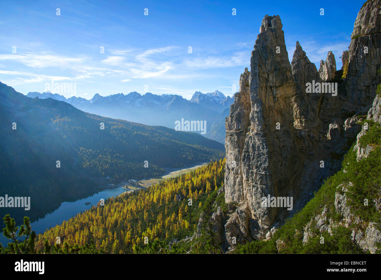 Autunno del paesaggio delle Alpi Dolomitiche nella luce del mattino, sfondo: Marmarole, primo piano: Monte Popena, Italia, Alto Adige, Dolomiti Foto Stock
