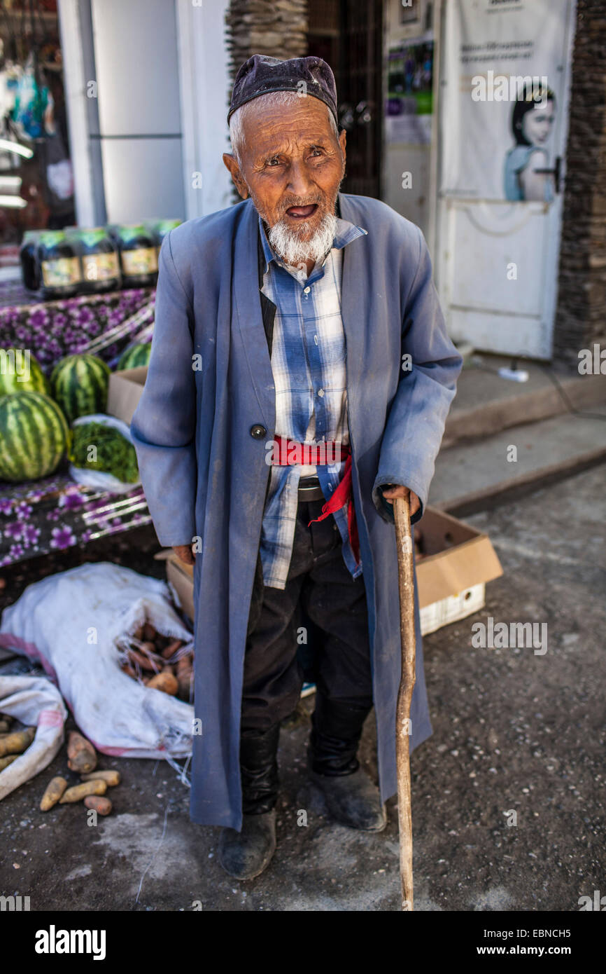 Il vecchio uomo priva di denti con la barba e la canna da zucchero con typival acconciatura della minoranza uzbeka in Kirghizistan , il Kirghizistan, Djalalabad, Arslanbob Foto Stock
