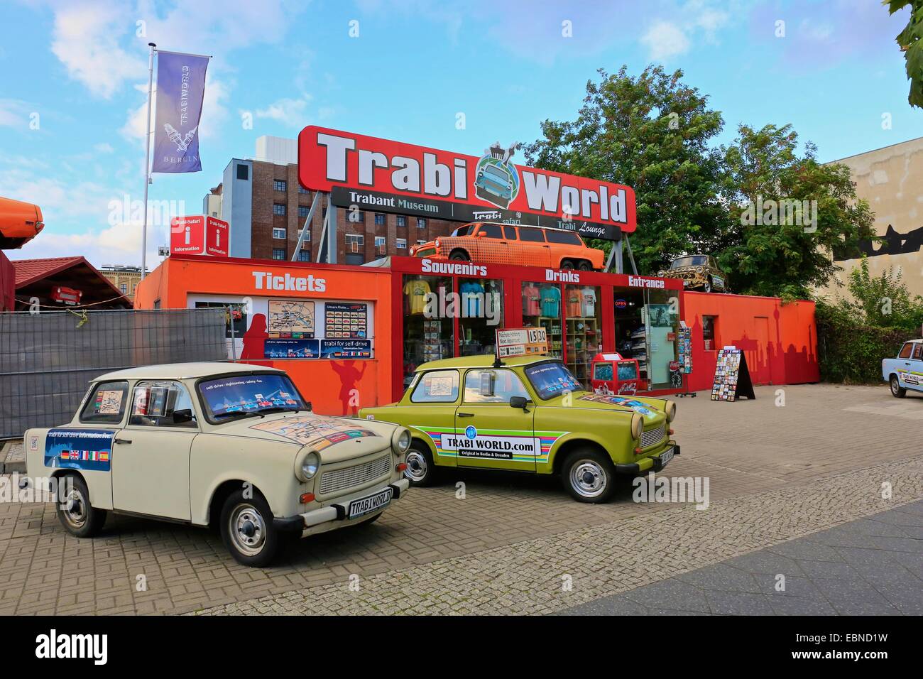 Un Trabant classico, o Trabani, si trova in cima a una colonna espositore al Trabant World di Berlino Foto Stock