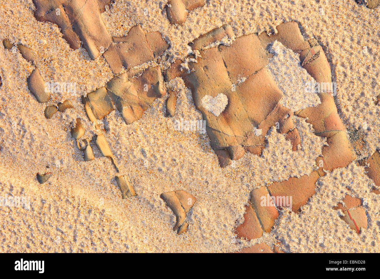 Strutture di roccia con un piccolo cuore da sabbia, Regno Unito, Scozia, Sutherland Foto Stock