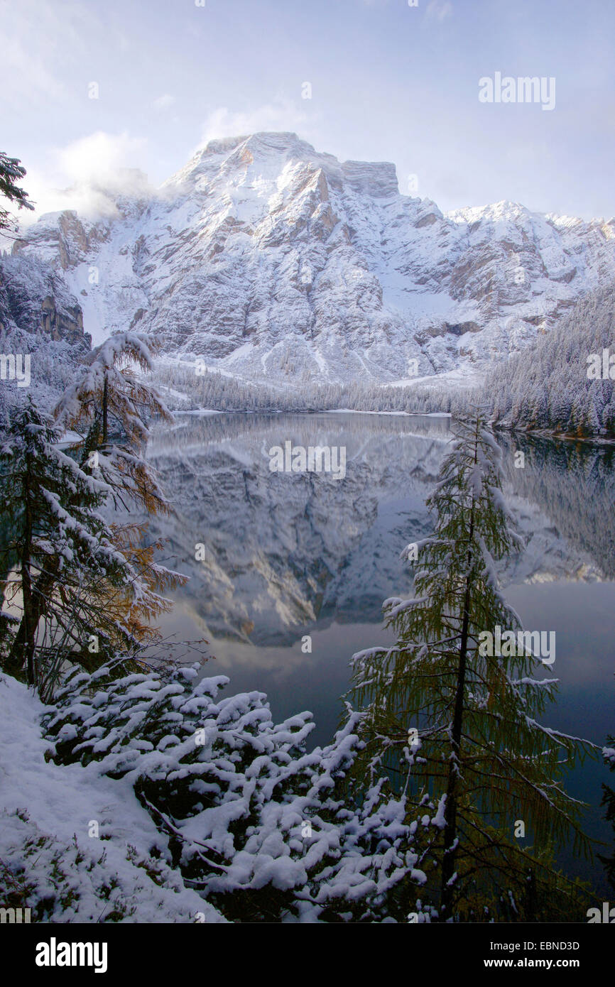 Lago di Braies e Seekofel in inverno, Italia, Alto Adige, Dolomiti Foto Stock