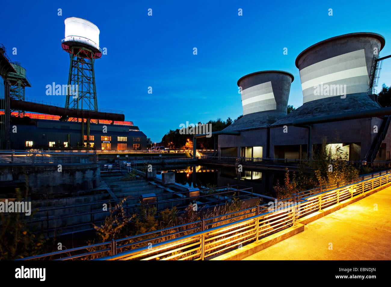 Illuminata Water Tower e le torri di raffreddamento di Centennial Hall nella luce della sera, in Germania, in Renania settentrionale-Vestfalia, la zona della Ruhr, Bochum Foto Stock