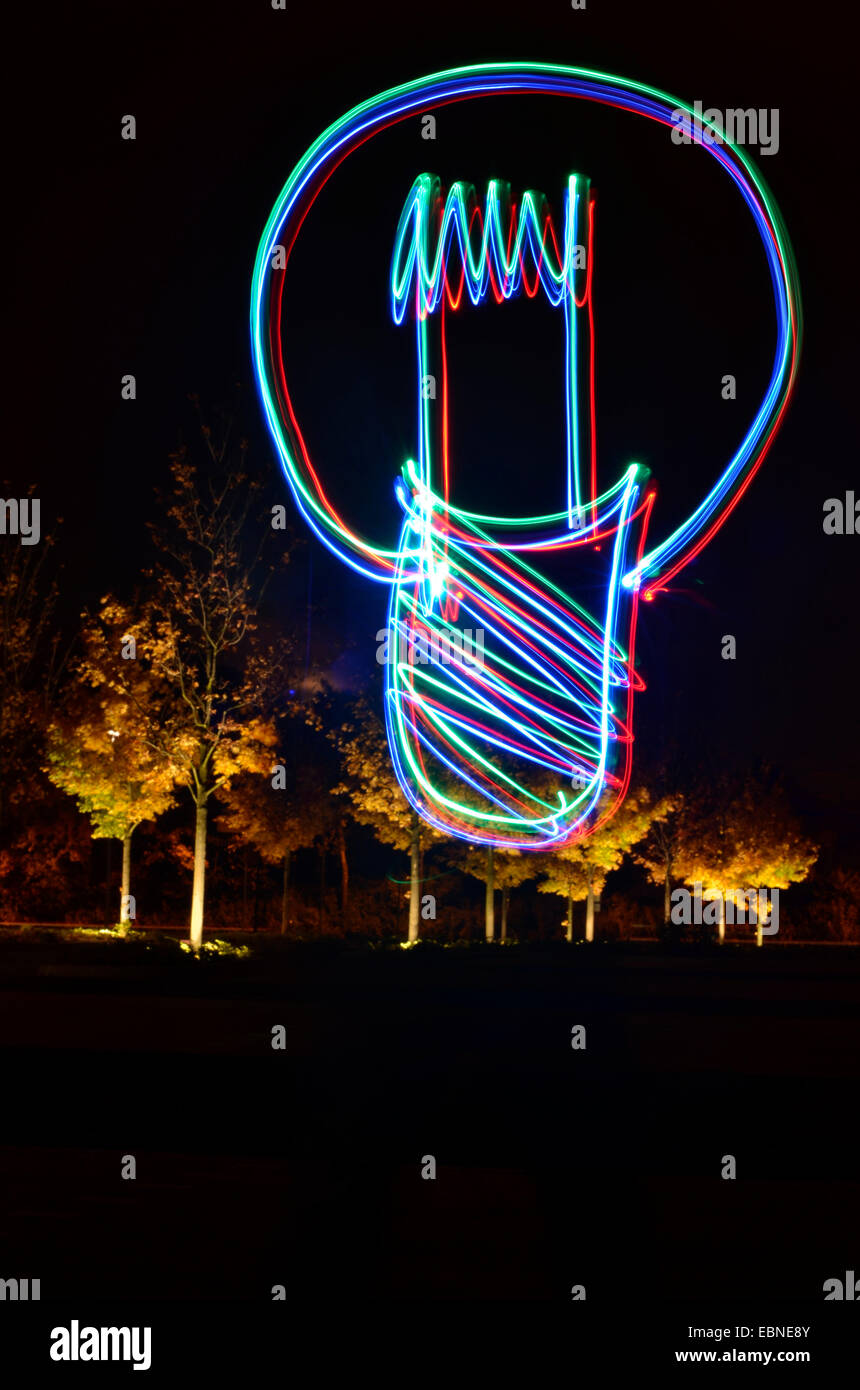Lampadina della luce, la traccia di luce realizzati con torce di fronte illuminata avenue, Germania Foto Stock