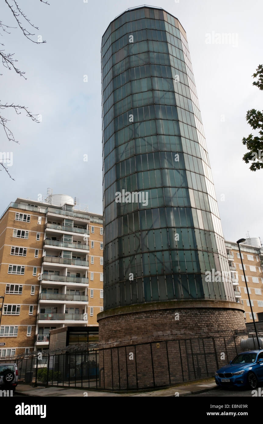 La 136 piedi (41,4 m) di vetro alta torre accumulatore a Churchill Gardens faceva parte del Regno Unito primo distretto di impianto di riscaldamento. Foto Stock
