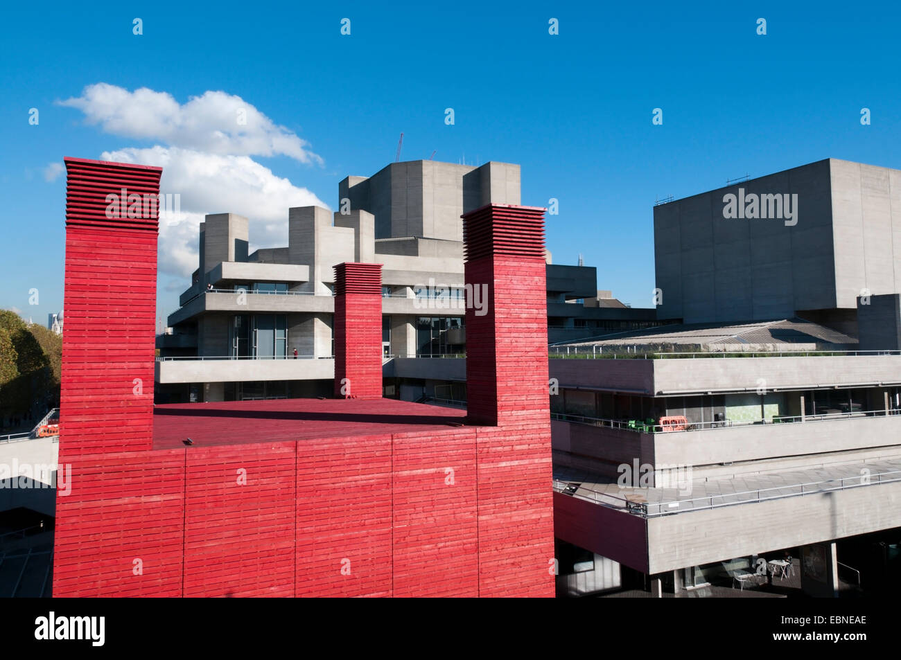 Il Teatro Nazionale temporanea dell auditorium, il capannone progettato da Haworth Tompkins, di fronte al teatro principale da Denys Lasdun Foto Stock