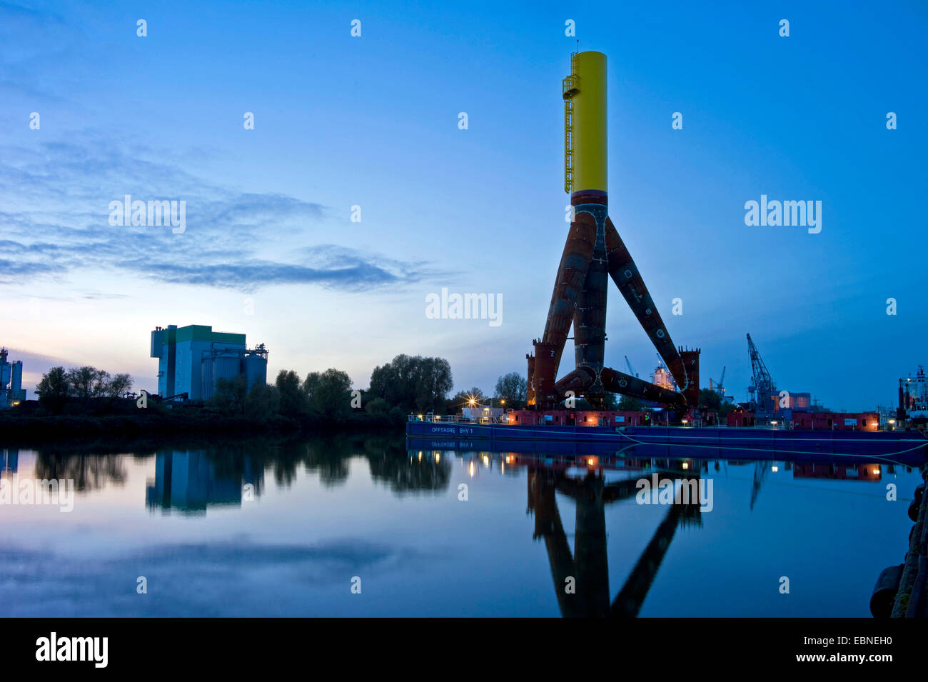 Componenti di turbine eoliche offshore in porto Labradorhafen, Germania, Bremerhaven Foto Stock