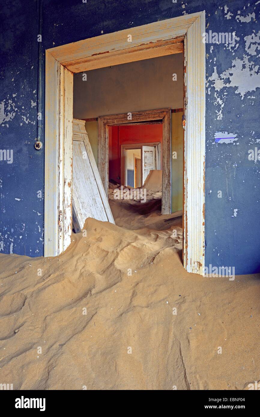 Casa presi da dune e deserto di sabbia, edificio del vecchio villaggio Kolmanskop in corrispondenza di una miniera di diamanti, Namibia, Kolmanskop Foto Stock