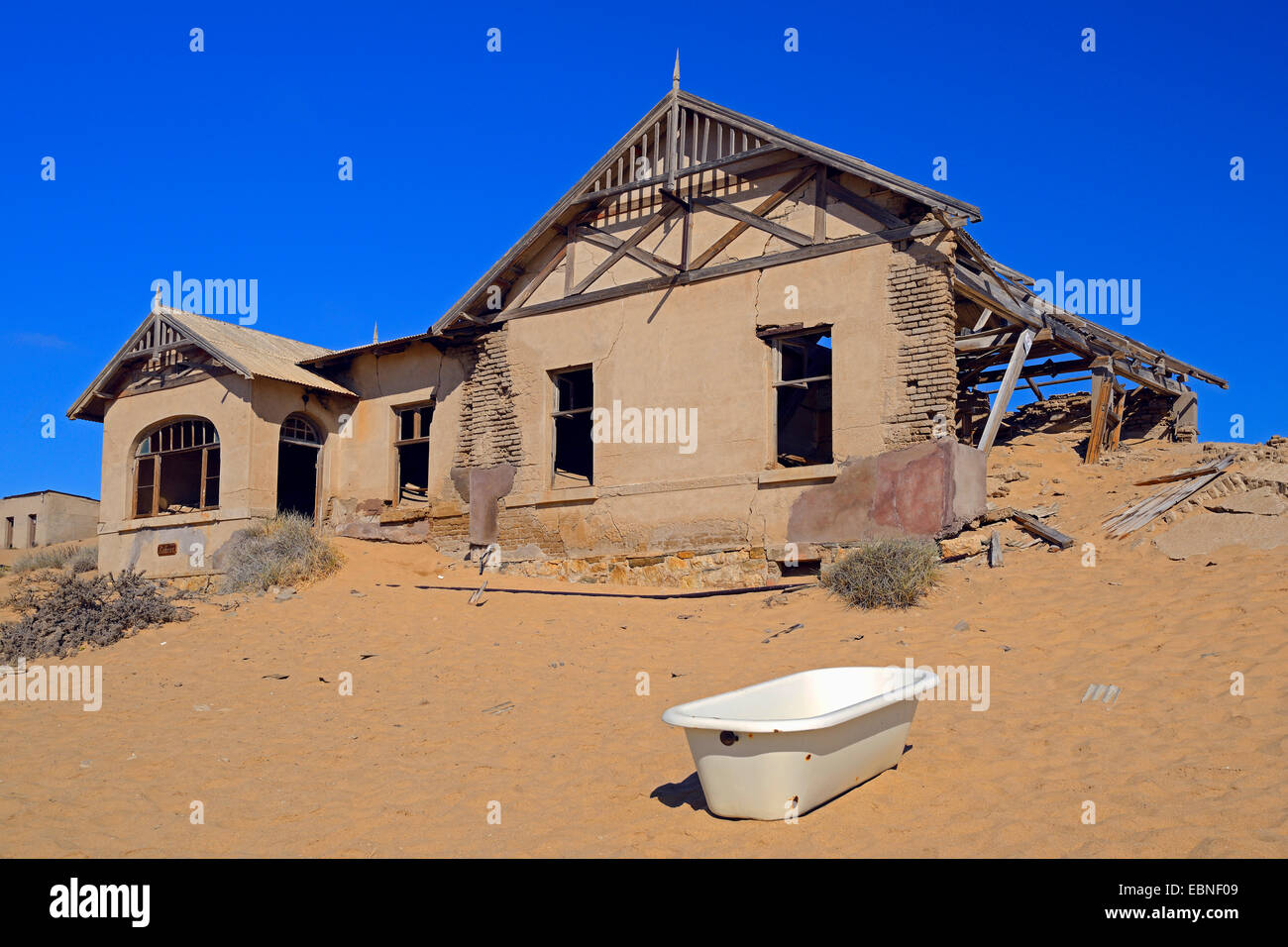 Casa presi da dune e deserto di sabbia, edificio del vecchio villaggio Kolmanskop in corrispondenza di una miniera di diamanti, Namibia, Kolmanskop Foto Stock