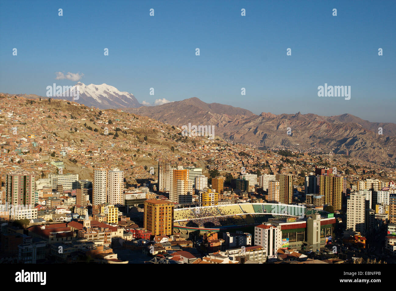Fottball stadium di La Paz, Illimani in background, Bolivia, Andes Foto Stock