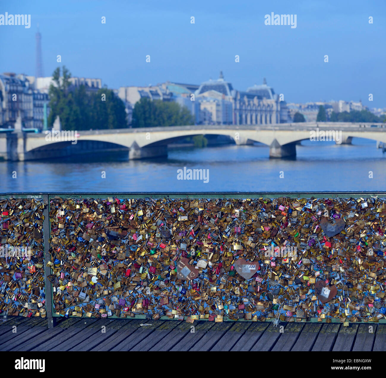 Amore lucchetti sul ponte Pont des Arts, Francia, Parigi Foto Stock