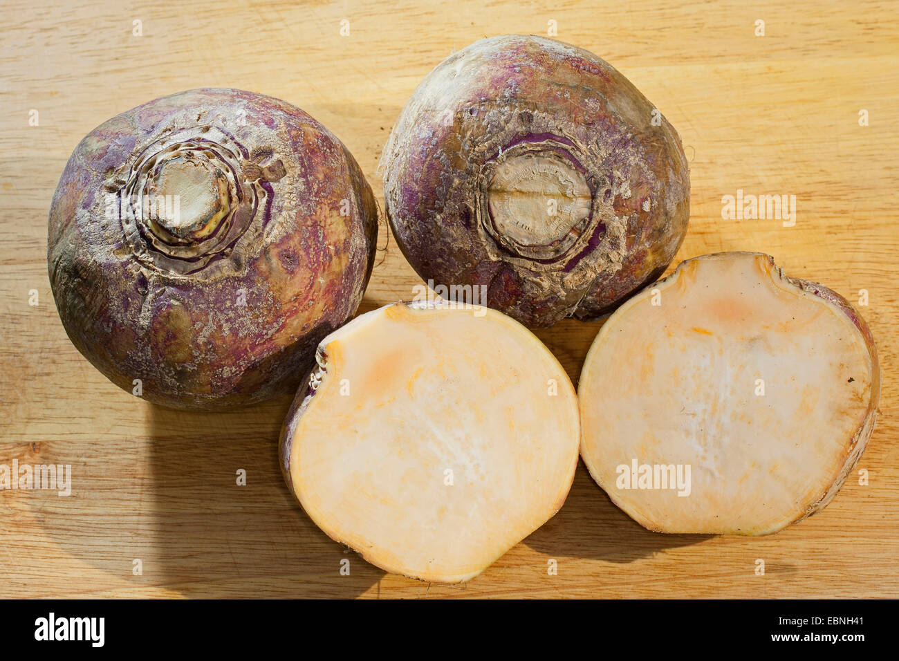 Rutabaga, svedese, la rapa, rapa gialla, neep, radice, barbabietole (Brassica napus subsp. rapifera, Brassica napus rapifera, Brassica rapifera), tre raccolte rutabagas, uno di loro dimezzato, Germania Foto Stock