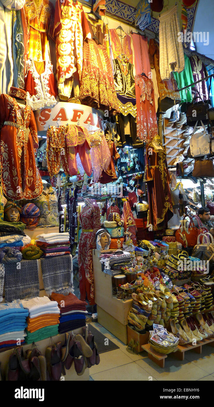 Il Grand Bazaar, la vendita di prodotti tessili e le calzature, Turchia, Istanbul, Eminoenue, Beyazit Foto Stock