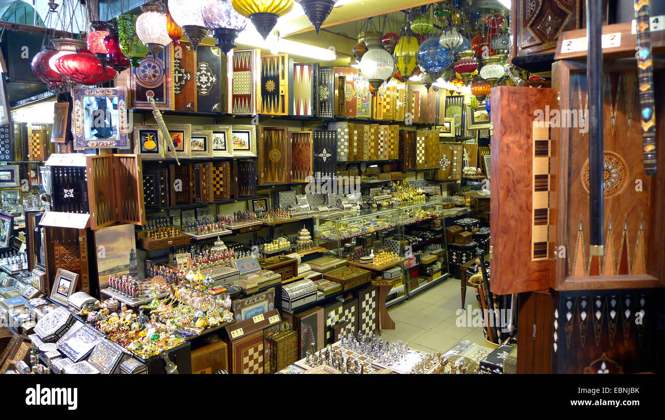 Il Grand Bazaar, vendita di craftswork, intarsio, backgammon boards, mosaico e lampade di vetro, Turchia, Istanbul, Eminoenue, Beyazit Foto Stock