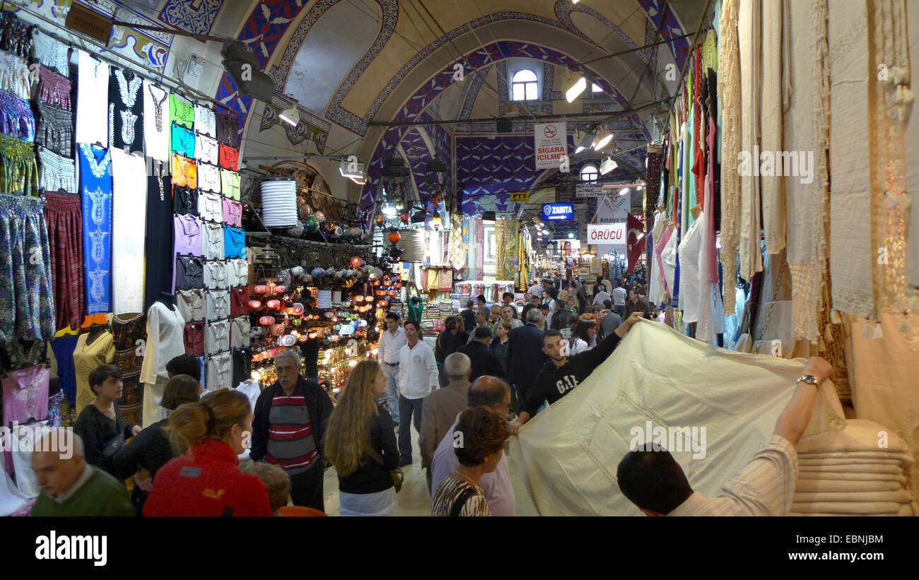 Il Grand Bazaar, vendita di abbigliamento, Turchia, Istanbul, Eminoenue, Beyazit Foto Stock