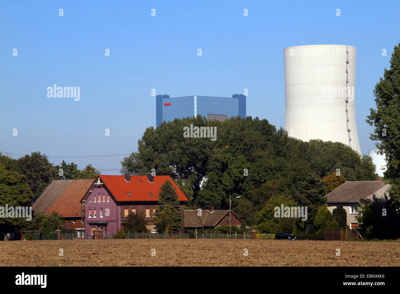 Acre Farm e nella parte anteriore del giuridicamente controversa nuovo edificio del disco centrale a carbone a Datteln 4, in Germania, in Renania settentrionale-Vestfalia, la zona della Ruhr, Datteln Foto Stock