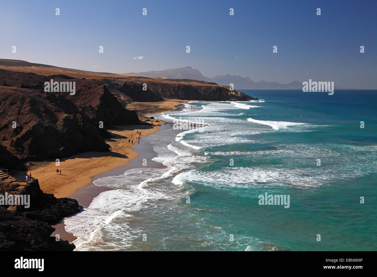 Cliff costa vicino La Pared nel Parco Naturale di Jandia, Isole Canarie Fuerteventura, La Pared Foto Stock