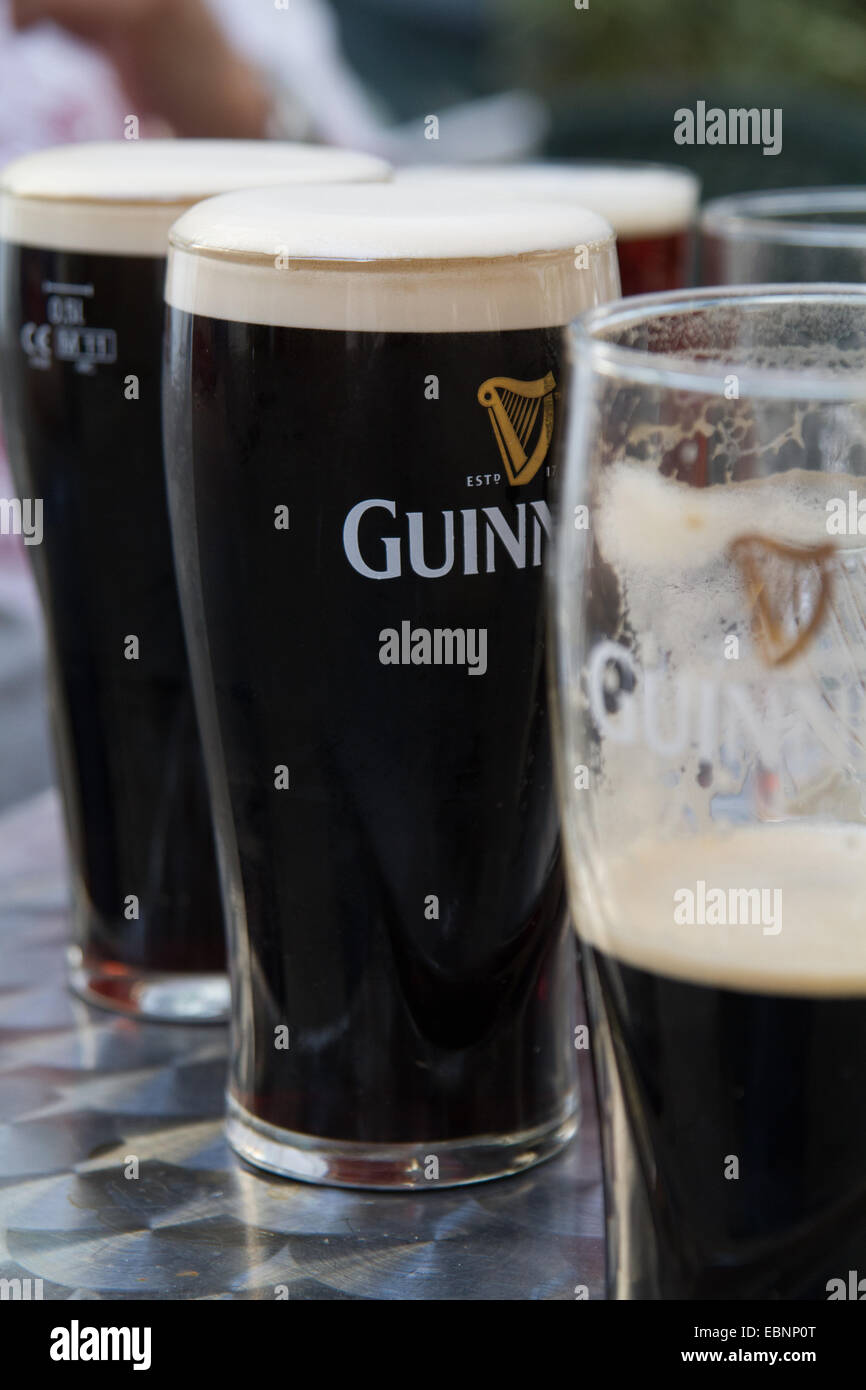 Tre pinte di Guinness su un tavolo Foto Stock
