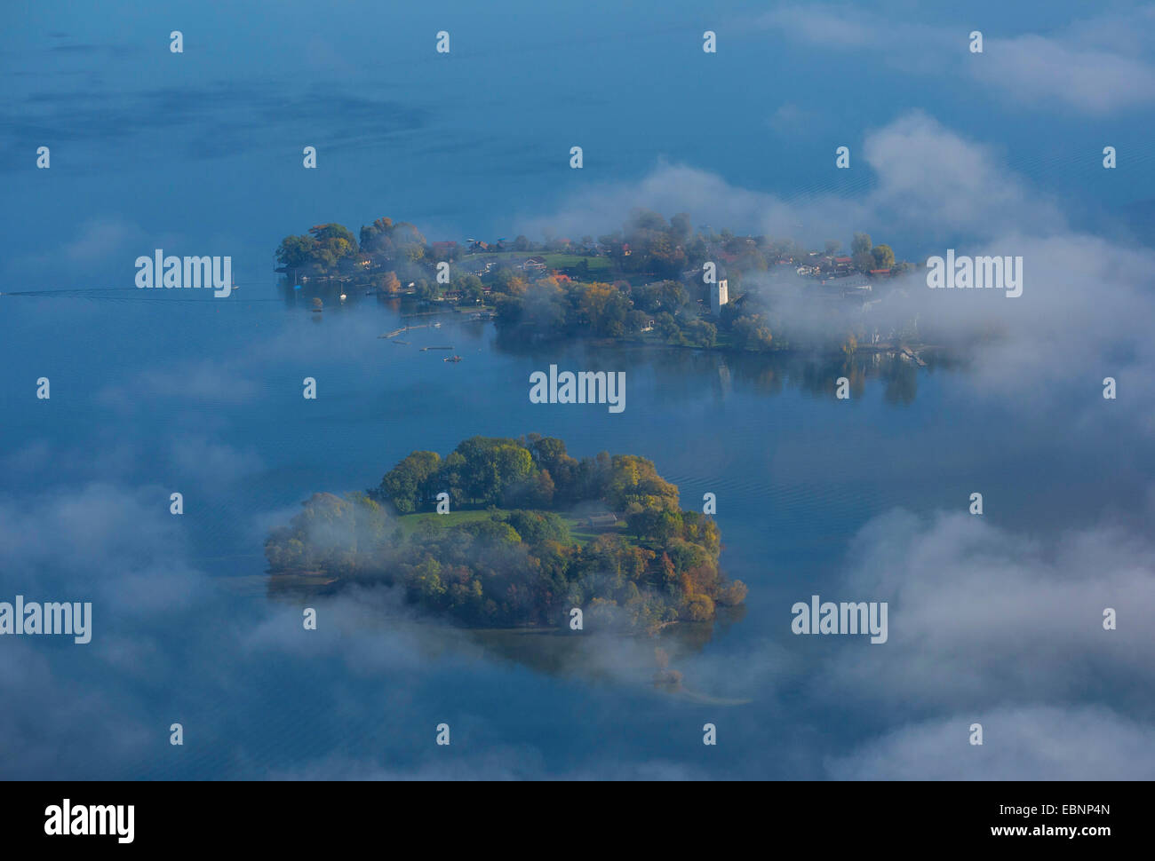 Vista aerea attraverso le nuvole di Fraueninsel e Krautinsel, in Germania, in Baviera, il Lago Chiemsee Foto Stock