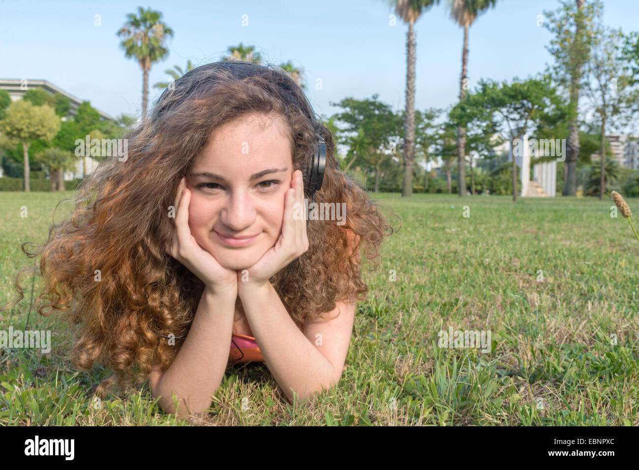 Primo piano di una bionda adolescente bello pensare con capelli ricci Foto Stock