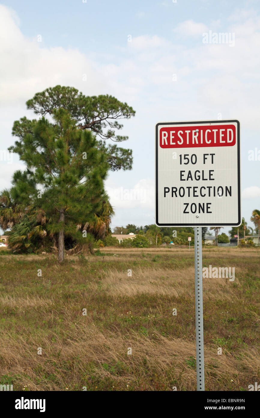 American aquila calva (Haliaeetus leucocephalus), l'etichetta di avvertimento vietato entrare nella zona intorno al nido dell'American aquila calva, STATI UNITI D'AMERICA, Florida, Merritt Island Foto Stock