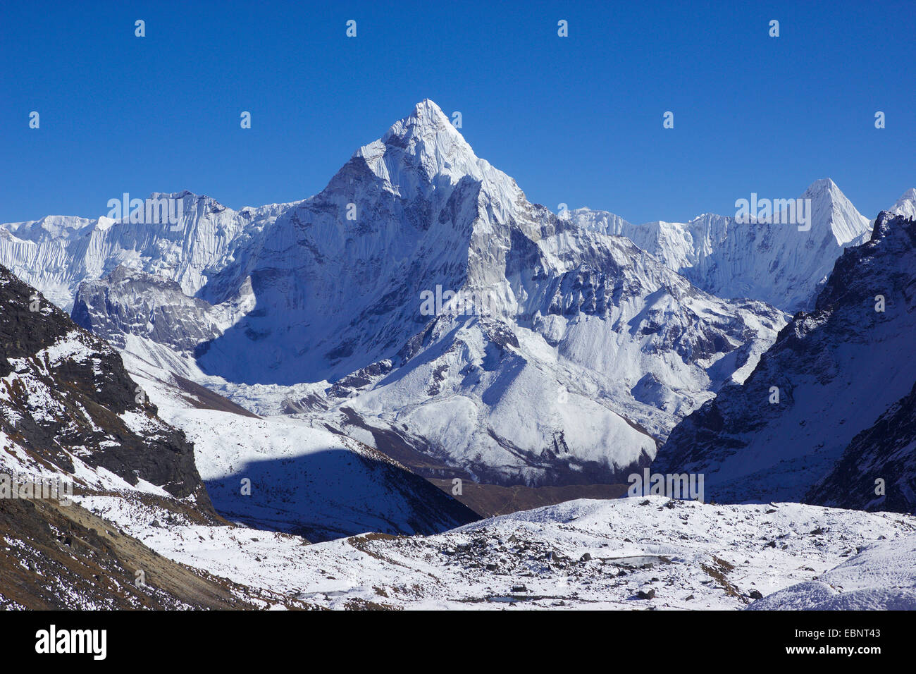 Ama Dablam, vista tra Dzongla e Chola Pass, Nepal, Himalaya, Khumbu Himal Foto Stock