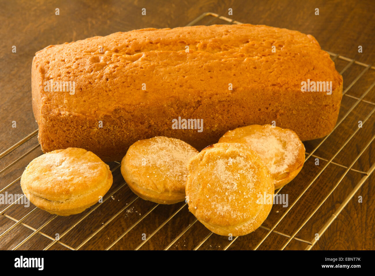 Home cottura, Torta e tritare la torta su una griglia di raffreddamento. Foto Stock