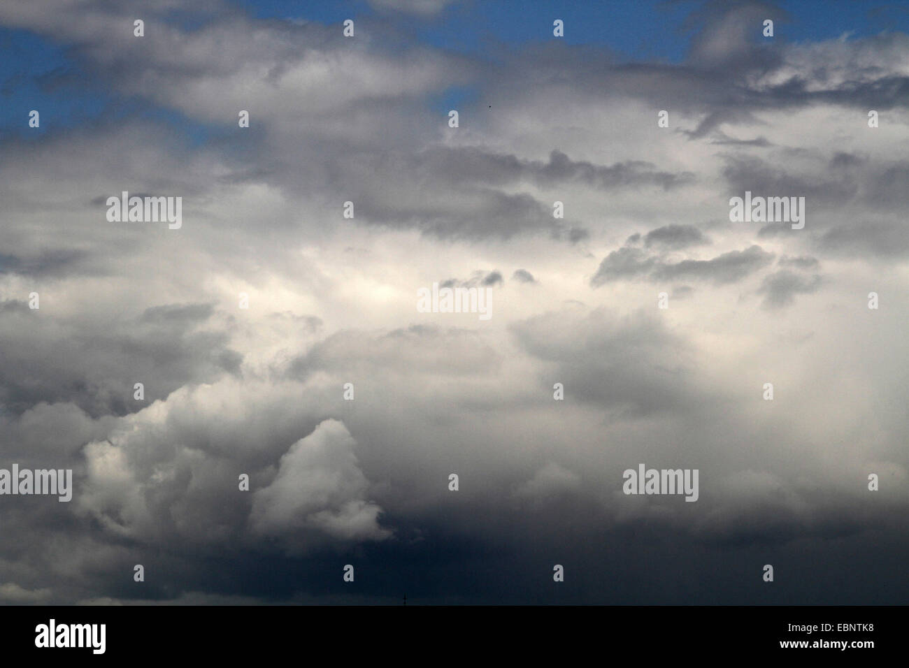 Cielo nuvoloso durante un cambiamento dal più caldo al tolder meteo, in Germania, in Renania settentrionale-Vestfalia Foto Stock