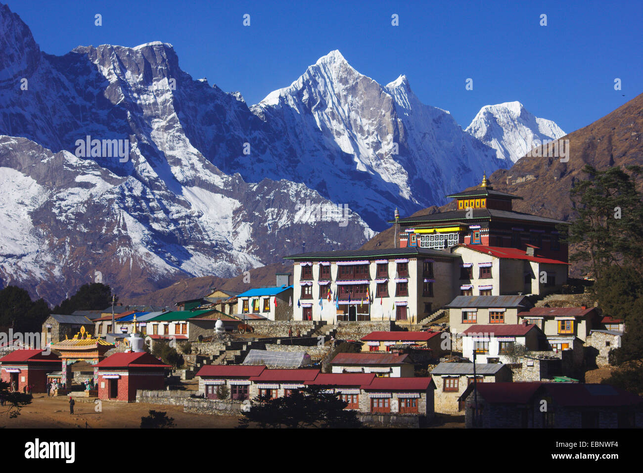 Monastero di Tengboche, Tengkangboche, Panayo Tippa e Bighera-Go Shar in background, Nepal, Himalaya, Khumbu Himal Foto Stock